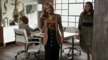 Falda frontal con botones de ALC Holmes usada por Amy Quinn (Lindsey Gort) como se ve en All Rise (T03E19)