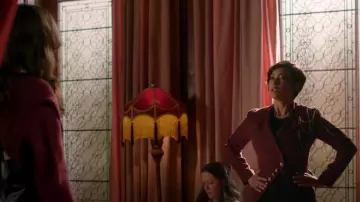 Fashionmark Abrigo de chaqueta lisa de manga fruncida fruncida larga usado por Ingrid como Nora (Andy Allo) como se ve en Upload (S03E07)