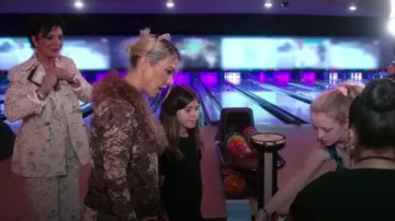 Roberto Cavalli Cardigan en fourrure et imprimé cheval porté par Kourtney Kardashian dans The Kardashians (S04E08)