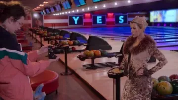 Roberto cavalli Jupe longue à imprimé cheval portée par Kourtney Kardashian dans The Kardashians (S04E08)