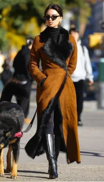 Nour Hammour Manteau Joni en peau de mouton glamour des années 90 porté par Emily Ratajkowski à New York le 15 novembre 2023
