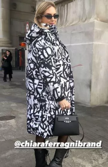 Hermes Kelly Touch 25 Veau Madame usado por Chiara Ferragni en su historia de Instagram el 15 de noviembre de 2023