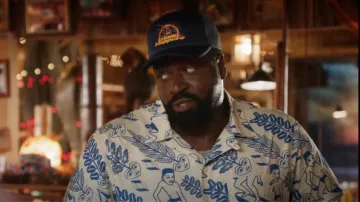 Mami Wata Spir­it Shirt in Ecru/Blue worn by TC (Stephen Hill) as seen in Magnum P.I. (S05E16)