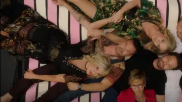 Camilla Robe boutonnée avec empiècement en dentelle portée par Tori Spelling (Tori Spelling) comme on le voit dans BH90210 (S01E03)