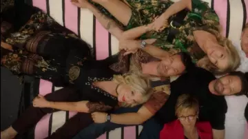 Camilla Vestido abotonado con inserto de encaje usado por Tori Spelling (Tori Spelling) como se ve en BH90210 (S01E03)