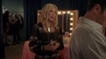 Vestido de trapecio Tibi Arboretum usado por Tori Spelling (Tori Spelling) como se ve en BH90210 (S01E03)