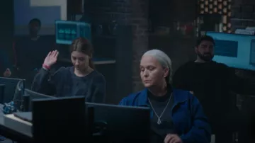 Suéter de Venus de Rails usado por Tinsley (Mackenzie Cardwell) como se ve en Upload (S03E08)