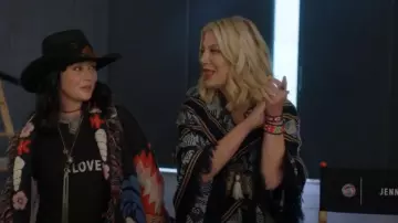 Poncho Indio Otalavo Tejido usado por Tori Spelling (Tori Spelling) como se ve en BH90210 (S01E03)