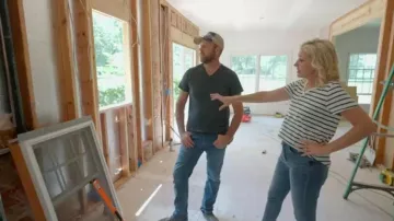 T-shirt en coton L.L. Bean Signature Rangeley porté par Jenny Marrs comme on le voit dans Fixer to Fabulous (S04E07)