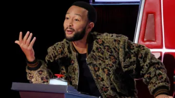Chaqueta bomber con estampado de leopardo de Dries van Noten usada por John Legend como se ve en The Voice (Temporada 24)