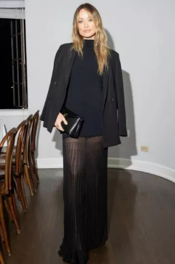Robe de soirée en tricot plissé totème portée par Olivia Wilde lors du dîner de célébration Toteme le 15 novembre 2023