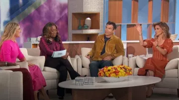 Robe Simkhai Lena portée par Natalie Morales vue dans The Talk le 15 novembre 2023