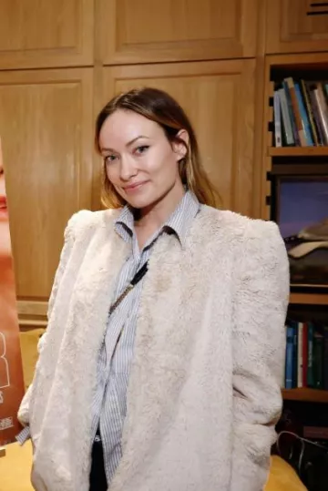 Chemise boyfriend en coton à fines rayures Balenciaga portée par Olivia Wilde lors de l’événement La Tastemaker de Netflix en mai et décembre le 14 novembre 2023