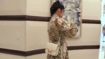 Hermes Constance In Craie usada por Crystal Kung Minkoff como se ve en The Real Housewives of Beverly Hills (T13E04)