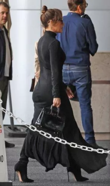 Bolso Birkin de cocodrilo Hermes en negro usado por Jennifer Lopez en Los Ángeles el 16 de noviembre de 2023