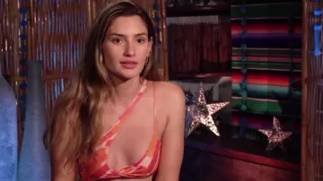 Top de bikini con tirantes asimétricos Oh Polly Bali en estampado rosa usado por Katherine Izzo como se ve en Bachelor in Paradise (T09E08)