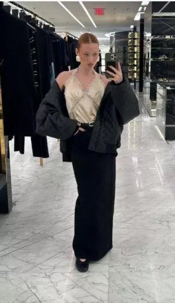 Top de seda Reformation Monica usado por Meredith Duxbury en su historia de Instagram el 16 de noviembre de 2023