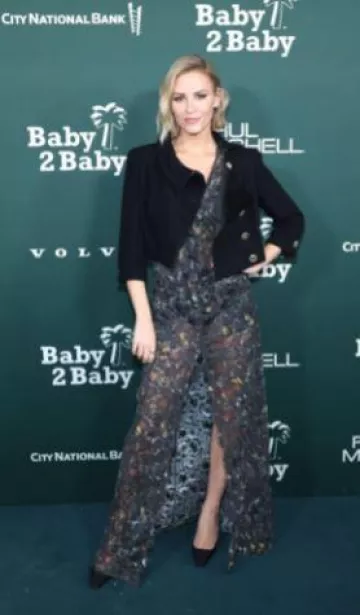 Chaqueta bordada de Chanel usada por Morgan Stewart en la gala Baby2Baby el 11 de noviembre de 2023