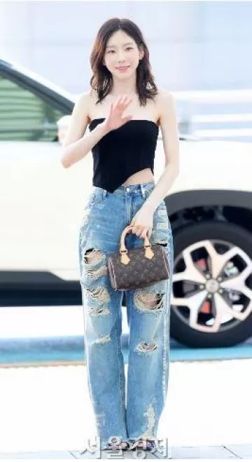 Louis Vuitton Speedy Bandouliere 20 worn by Taeyeon at Incheon Airport on June 9, 2023