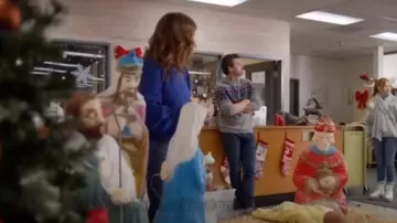 American Eagle Tribal Sweater porté par Eric Parsons (Lucas Bryant) dans un film de Noël record du monde