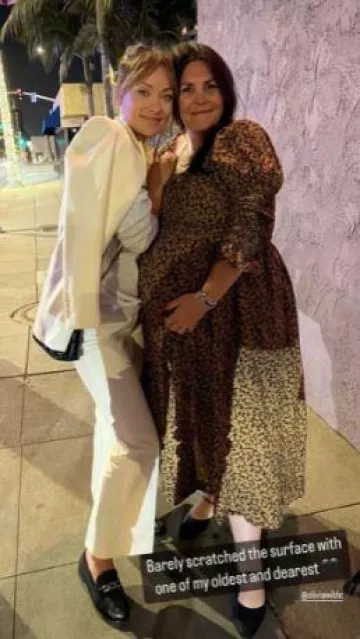 Blazer de Nili Lotan Diane usada por Olivia Wilde en la cena de celebración de D.S. & Durga Los Ángeles el 8 de junio de 2023