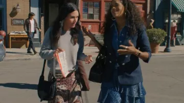 Le grand sweat-shirt The College porté par Patricia 'Pat' Phelps (Courteney Cox) dans Shining Vale (S02E05)