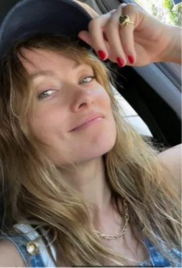 Anillo de corazón pequeño de Sarah Hendler usado por Olivia Wilde en su historia de Instagram el 8 de junio de 2023