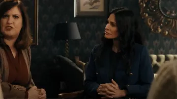 Blazer croisé Kenzie de L’Agence porté par Patricia 'Pat' Phelps (Courteney Cox) dans Shining Vale (S02E05)