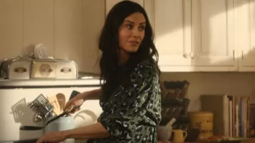 Nobody’s Child Maternity Selena Smock Robe mi-longue en léopard vert portée par Patricia 'Pat' Phelps (Courteney Cox) comme on le voit dans Shining Vale (S02E06)