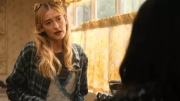 Camisa boyfriend de algodón en curva verde usada por Gaynor Phelps (Gus Birney) como se ve en Shining Vale (T02E06)