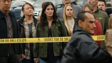 La grande veste plissée de l’armée portée par Patricia 'Pat' Phelps (Courteney Cox) telle qu’on la voit dans Shining Vale (S02E06)