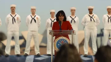 Smythe Clas­sic Duchess Blaz­er worn by Susan Quinn (Daniela Farinacci) as seen in NCIS: Sydney (S01E01)