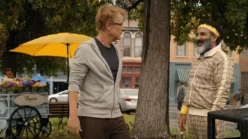 Sudadera con capucha con cremallera y cremallera de algodón vintage de James Perse usada por Terry Phelps (Greg Kinnear) como se ve en Shining Vale (S02E06)
