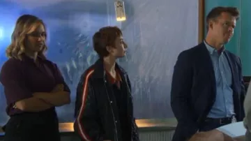 Vintage Speed­pro Pit Crew Jack­et worn by  Gleeson (Mavournee Hazel) as seen in NCIS: Sydney (S01E01)