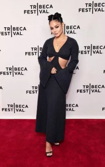 Collar de Hécate inspirado en el asombro usado por Vanessa Hudgens en el estreno de Downtown Owl en el Festival de Tribeca 2023 publicado el 8 de junio de 2023