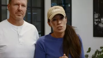 Fruit Of The Loom T-shirt bleu à poche à maille unique porté par Joanna Gaines comme on le voit dans Fixer Upper : The Hotel (S01E01)