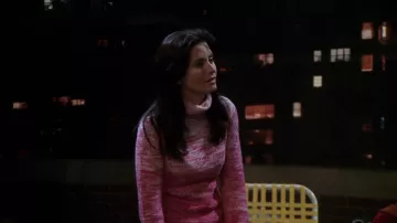 Laundry By Shelli Segal Pull ombré à col roulé rose porté par Monica Geller (Courteney Cox) dans Friends (saison 7 épisode 12)
