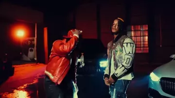 Who Decides War Brown & Cream Varsity Jacket usado por Skilla Baby en Gumbo Mix ft. YTB Fatt [Video oficial]