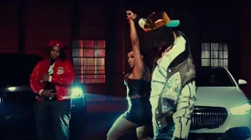 Who Decide War Juntó jeans de cinco bolsillos usados por YTB Fatt en Gumbo Mix de Skilla Baby [Video oficial]