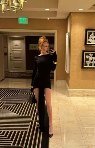 Tom Ford T-Detail Pumps worn by Meredith Duxbury on her Instagram Story on November 17, 2023