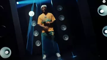 T-shirt Hellstar jaune et vert Jésus Cross porté par Sett dans Last Hook [Official Music Video]