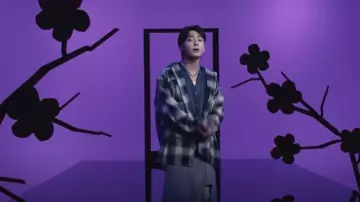 Camisa con capucha de cuadros crema y negro de Givenchy usada por Jungkook en Too Much by The Kid LAROI, Jung Kook, Central Cee (Video oficial)