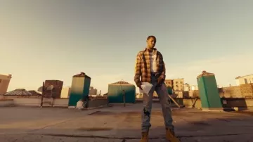 Jean Chrome Hearts Blue Denim & Black Cross Patch porté par A Boogie Wit da Hoodie dans Did Me Wrong [Official Music Video]