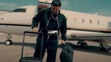 Chaqueta de chándal de rayas blancas y negras de Celine usada por Jesús Ortiz Paz en CHAMBA by Fuerza Regida [Video oficial]