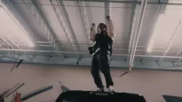 Baskets Nike Jordan 1 Low x Fragment x Travis Scott 'Royal Sail' portées par 42 Dugg dans Go Again (Vidéo officielle)