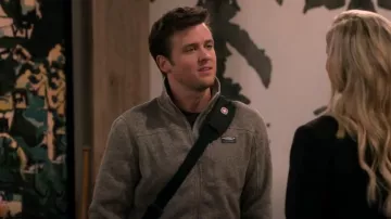 L.L.Bean Sweater Fleece Full-Zip Jacket porté par Freddy Crane (Jack Cutmore-Scott) comme on le voit dans Frasier (S01E06)