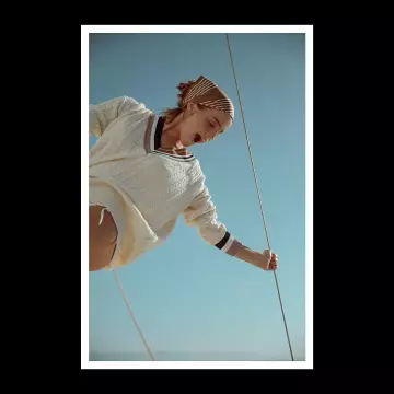 El suéter blanco, marrón y azul de Veronica Beard que usó Emma Watson en su Instagram account@emmawatson