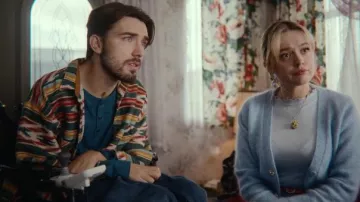 Cárdigan azul usado por Aimee Gibbs (Aimee Lou Wood) en la serie de televisión Sex Education (Temporada 4, Episodio 7)