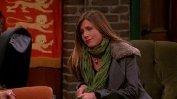 Bufanda verde a rayas multicolor usada por Rachel Green (Jennifer Aniston) en la serie de televisión Friends (Temporada 9, Episodio 13)