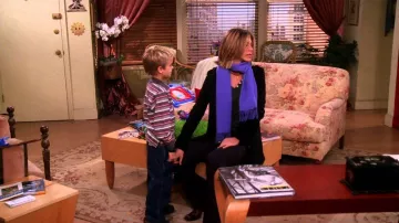 Bufanda púrpura usada por Rachel Green (Jennifer Aniston) en el vestuario de la serie de televisión Friends (Temporada 7, Episodio 16)